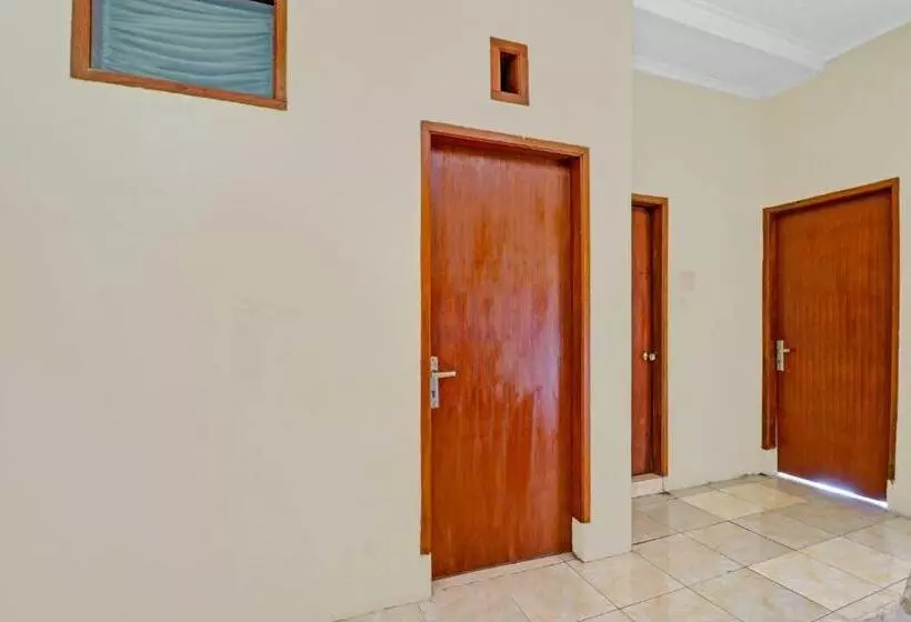 Hotelli Oyo 90815 Guest House Putri Sariwangi Syariah