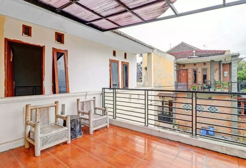 Hotelli Oyo 90815 Guest House Putri Sariwangi Syariah