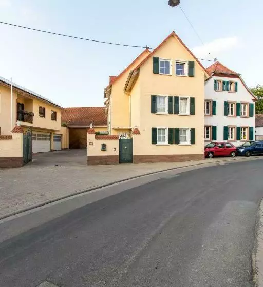 Aamiaismajoitus (B&B) Weingut Und Gästehaus Henrici