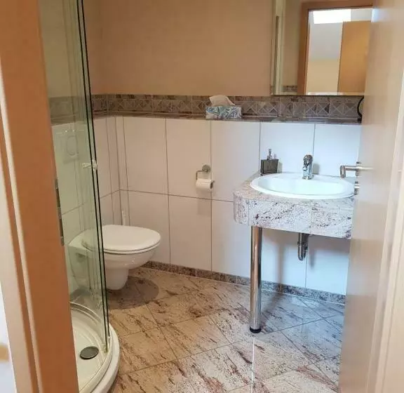 Aamiaismajoitus (B&B) Weingut Und Gästehaus Henrici