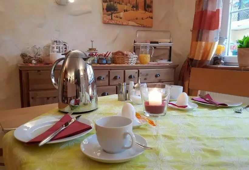 Aamiaismajoitus (B&B) Weingut Und Gästehaus Henrici