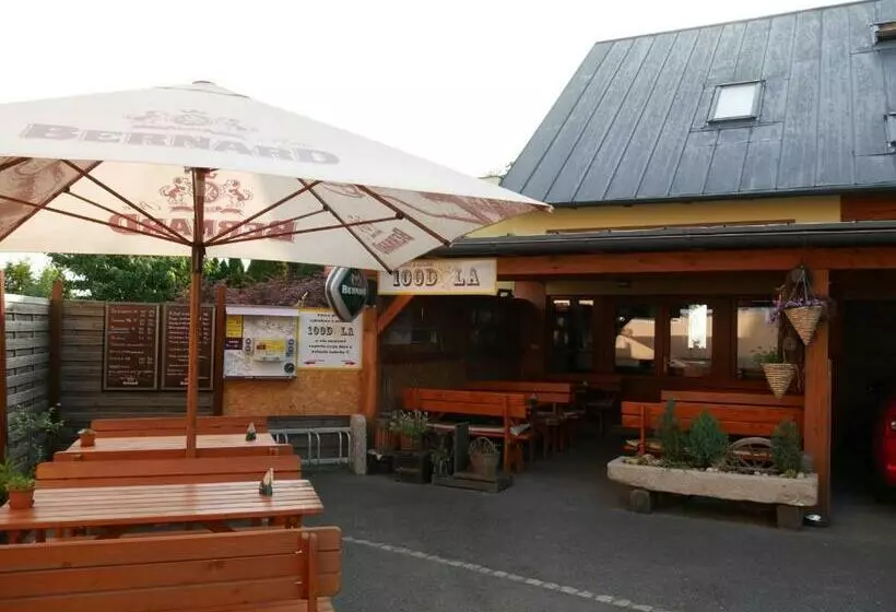 Retkeilymaja 100dola