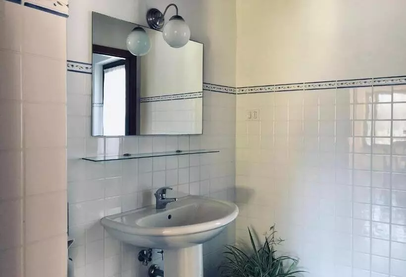 Hotelli Agriturismo Castelvecchio, Casa Vacanza Con Piscina A Fabriano