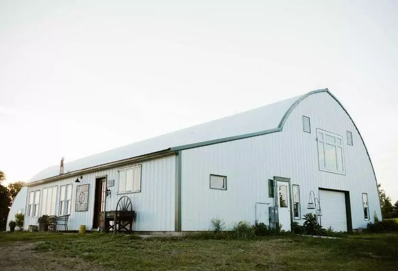 Hotelli Molitor Milk House Feathered Acres Learning Farm & Inn