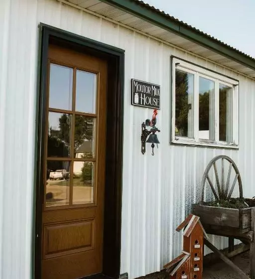 Hotelli Molitor Milk House Feathered Acres Learning Farm & Inn