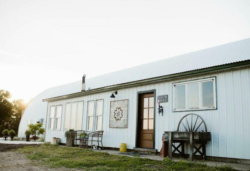 ホテル Molitor Milk House Feathered Acres Learning Farm & Inn