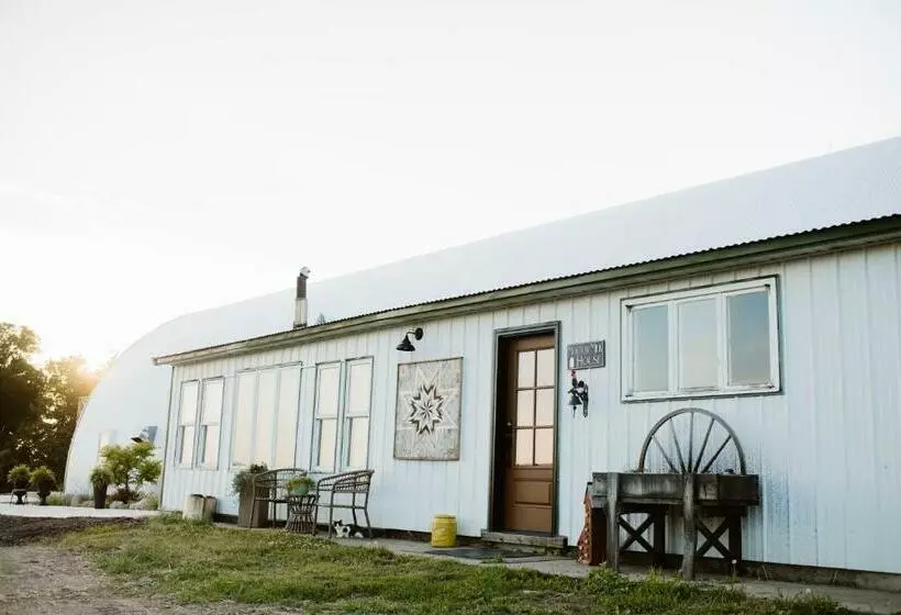 Hotelli Molitor Milk House Feathered Acres Learning Farm & Inn