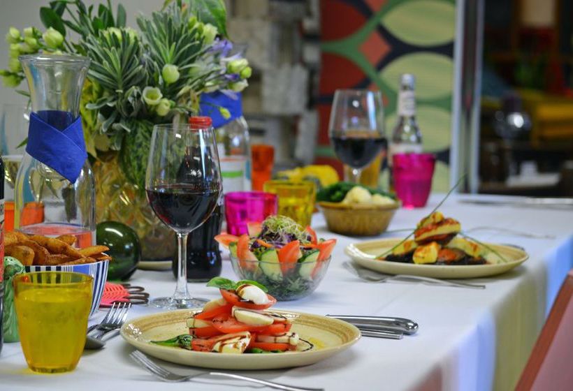 Отель Clarion Suites Ambassador