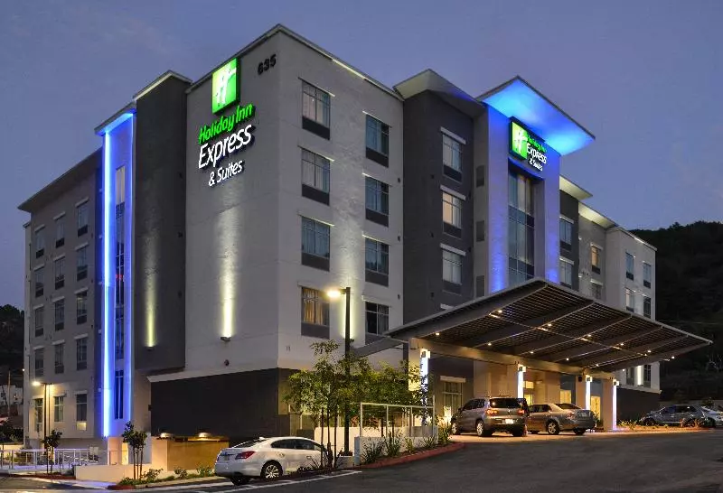 ホテル Holiday Inn Express & Suites San Diego   Mission Valley, An Ihg