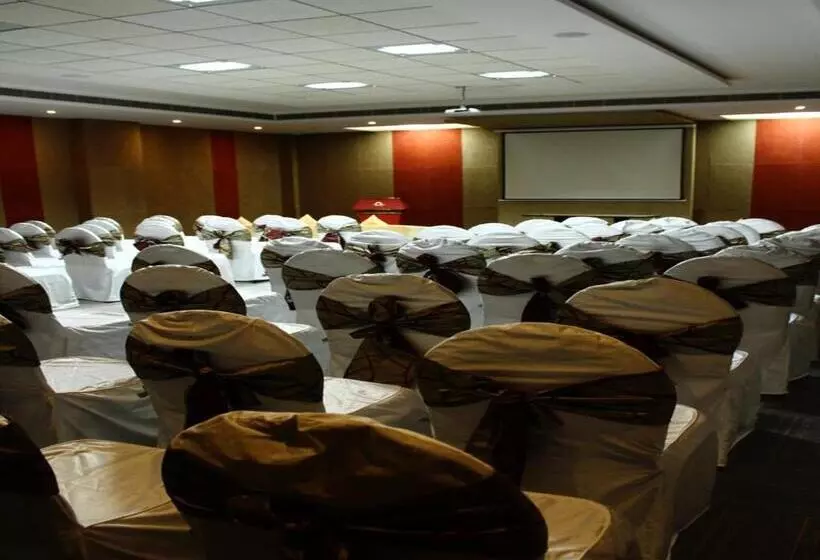 בית מלון כפרי Nidhivan Sarovar Portico Vrindavan