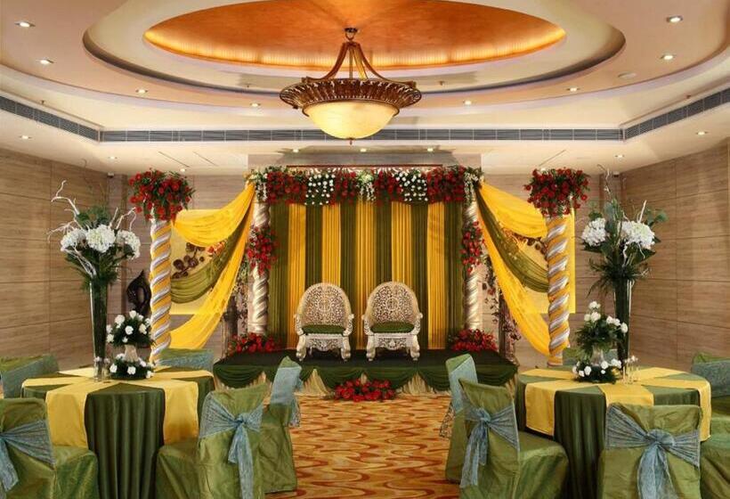 בית מלון כפרי Nidhivan Sarovar Portico Vrindavan