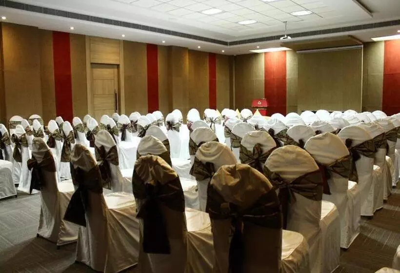 בית מלון כפרי Nidhivan Sarovar Portico Vrindavan