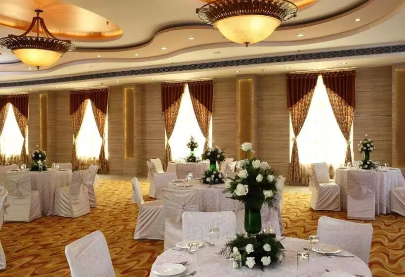 בית מלון כפרי Nidhivan Sarovar Portico Vrindavan