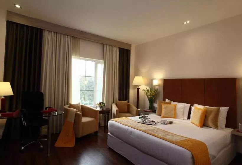 בית מלון כפרי Nidhivan Sarovar Portico Vrindavan