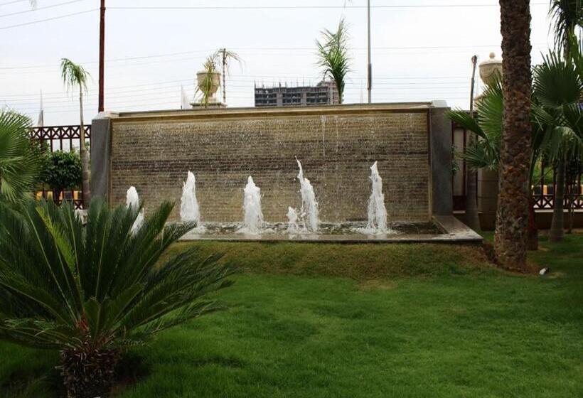 בית מלון כפרי Nidhivan Sarovar Portico Vrindavan