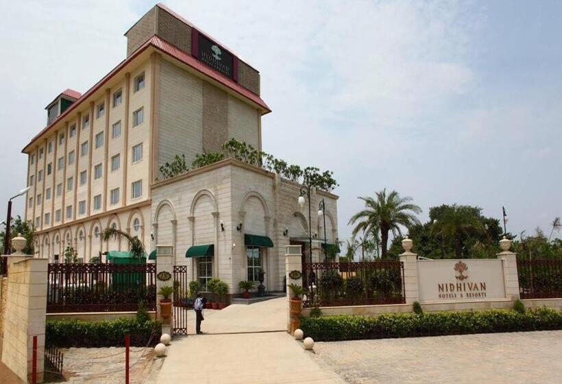בית מלון כפרי Nidhivan Sarovar Portico Vrindavan