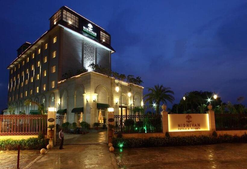 בית מלון כפרי Nidhivan Sarovar Portico Vrindavan