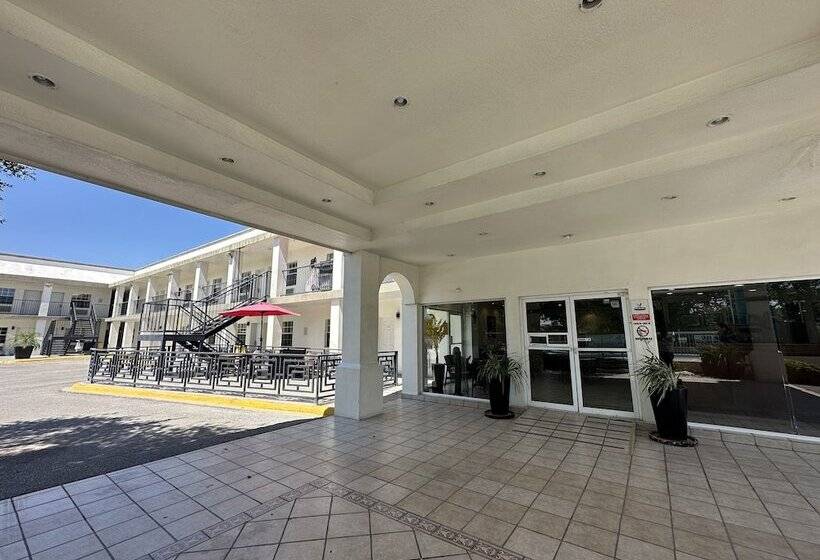 هتل Quinta San Carlos Inn