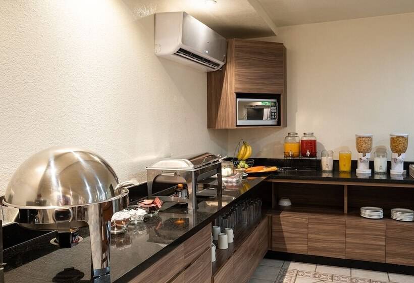 هتل Quinta San Carlos Inn