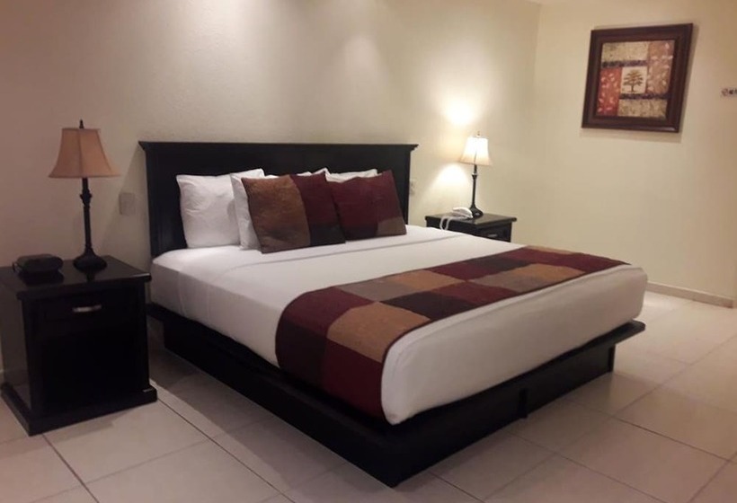 هتل Quinta San Carlos Inn