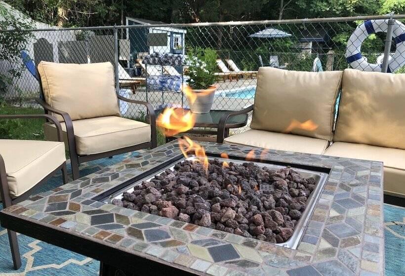 Отель The Seagrove Suites & Guest Rooms