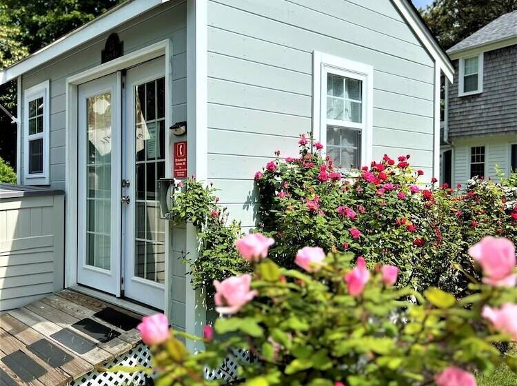 Отель The Seagrove Suites & Guest Rooms