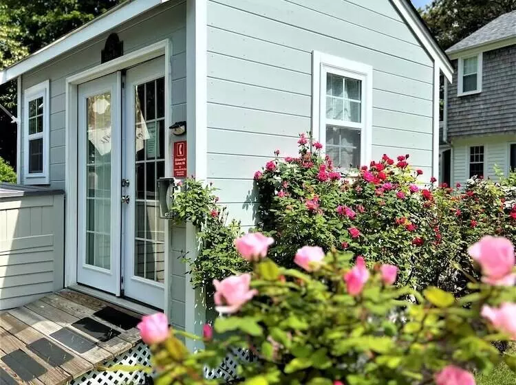 Отель The Seagrove Suites & Guest Rooms