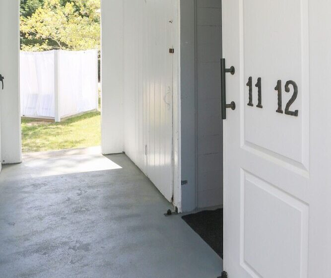 Отель The Seagrove Suites & Guest Rooms