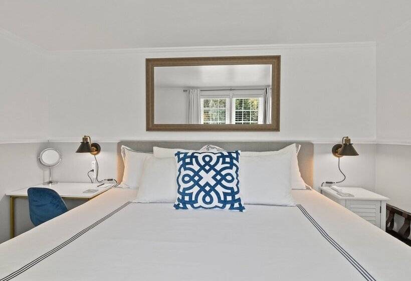 Отель The Seagrove Suites & Guest Rooms