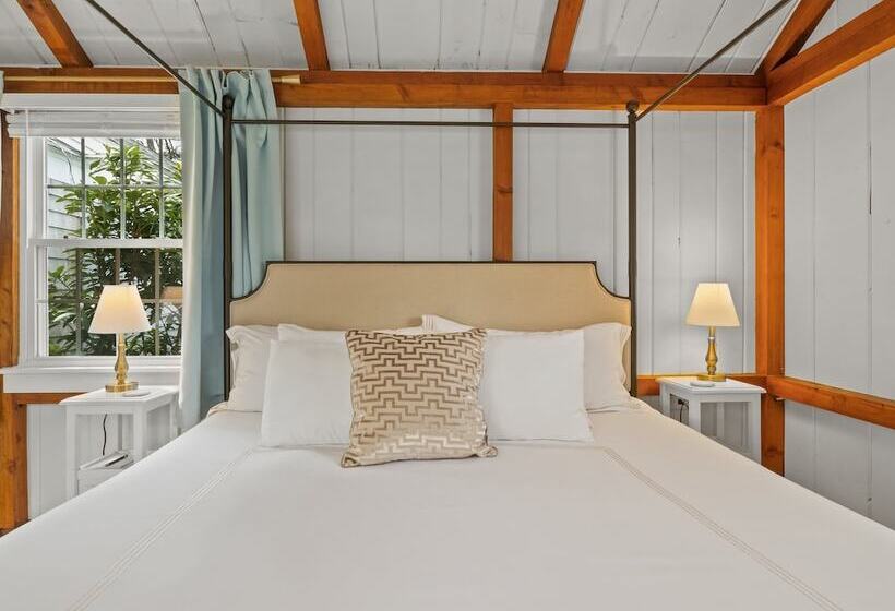 Отель The Seagrove Suites & Guest Rooms