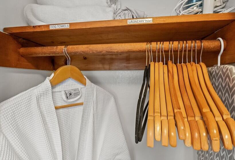 Отель The Seagrove Suites & Guest Rooms