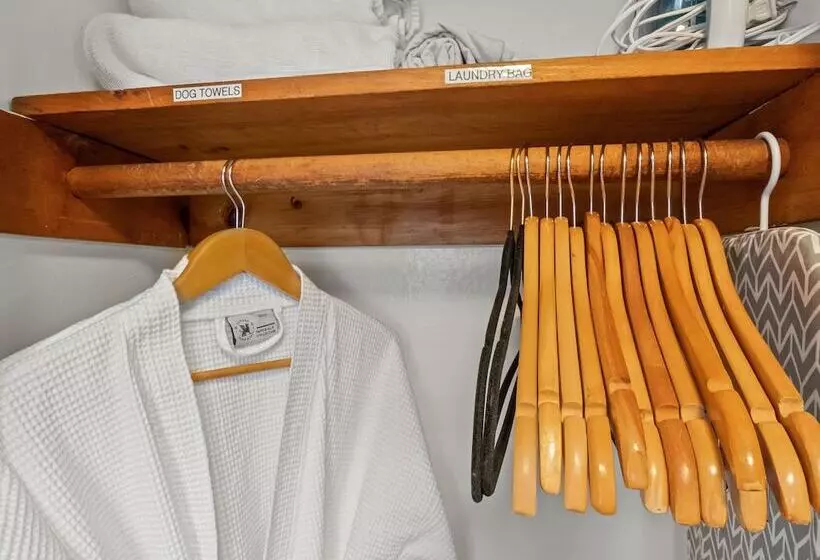 Отель The Seagrove Suites & Guest Rooms