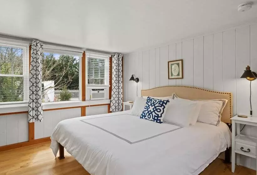 Отель The Seagrove Suites & Guest Rooms