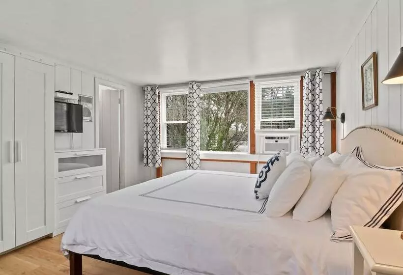 Отель The Seagrove Suites & Guest Rooms