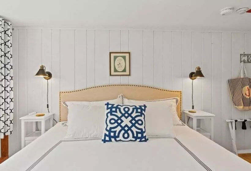 Отель The Seagrove Suites & Guest Rooms