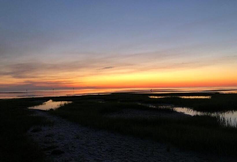 Отель The Seagrove Suites & Guest Rooms