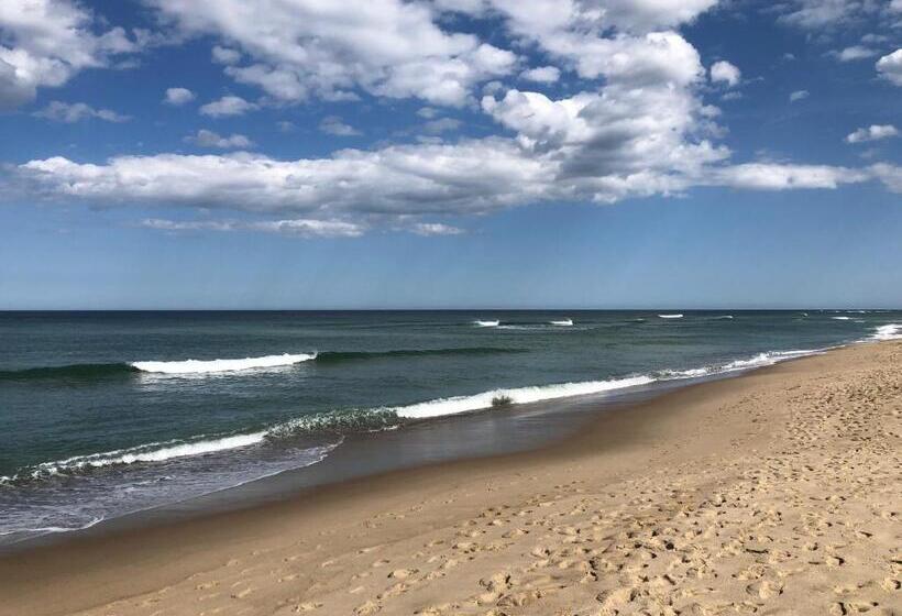 Отель The Seagrove Suites & Guest Rooms