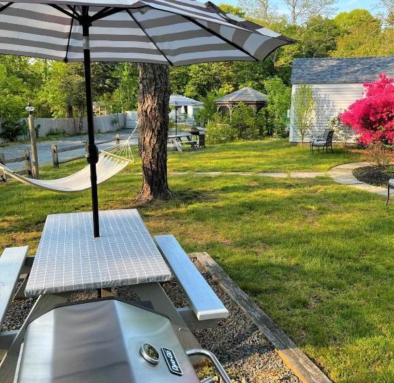 Отель The Seagrove Suites & Guest Rooms