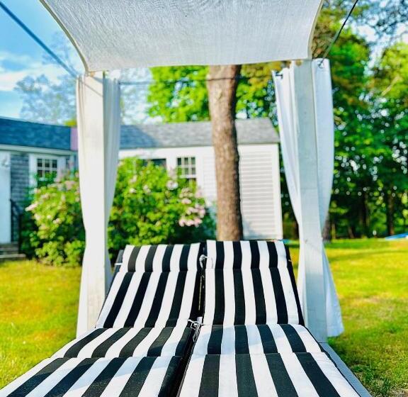 Отель The Seagrove Suites & Guest Rooms