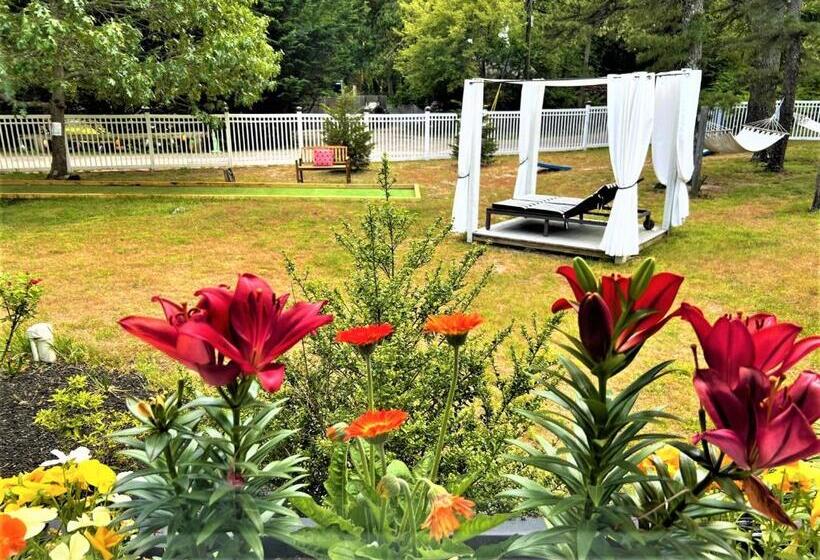 Отель The Seagrove Suites & Guest Rooms