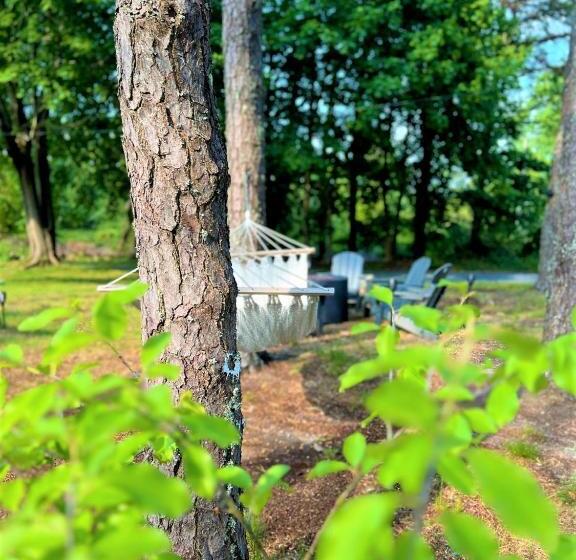 Отель The Seagrove Suites & Guest Rooms