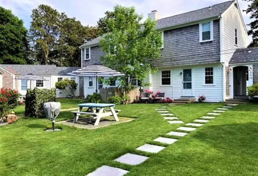 Отель The Seagrove Suites & Guest Rooms