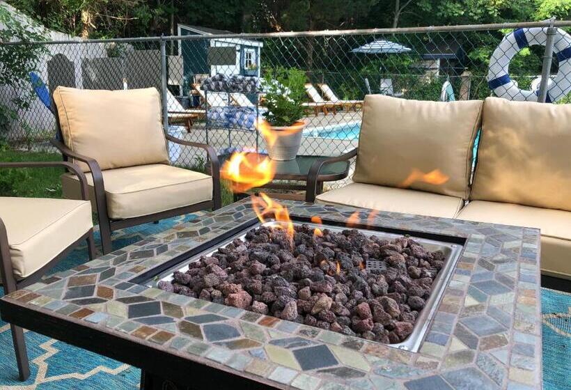 Отель The Seagrove Suites & Guest Rooms