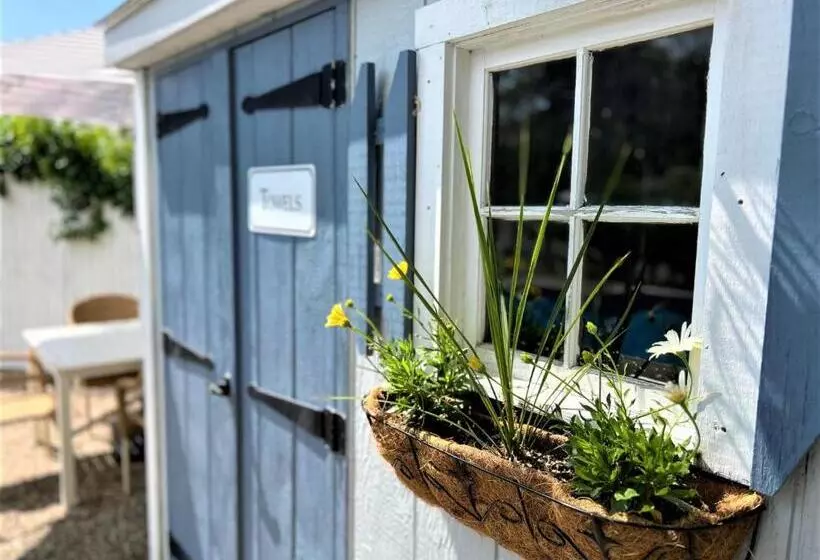 Отель The Seagrove Suites & Guest Rooms