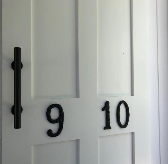 Отель The Seagrove Suites & Guest Rooms