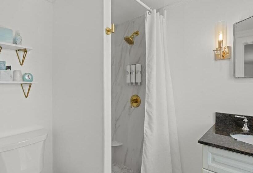 Отель The Seagrove Suites & Guest Rooms