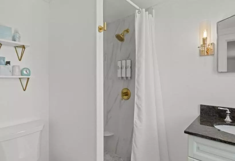 Отель The Seagrove Suites & Guest Rooms