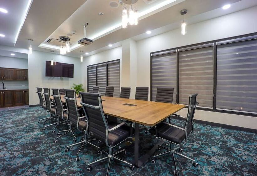 هتل Comfort Inn & Suites Tobago