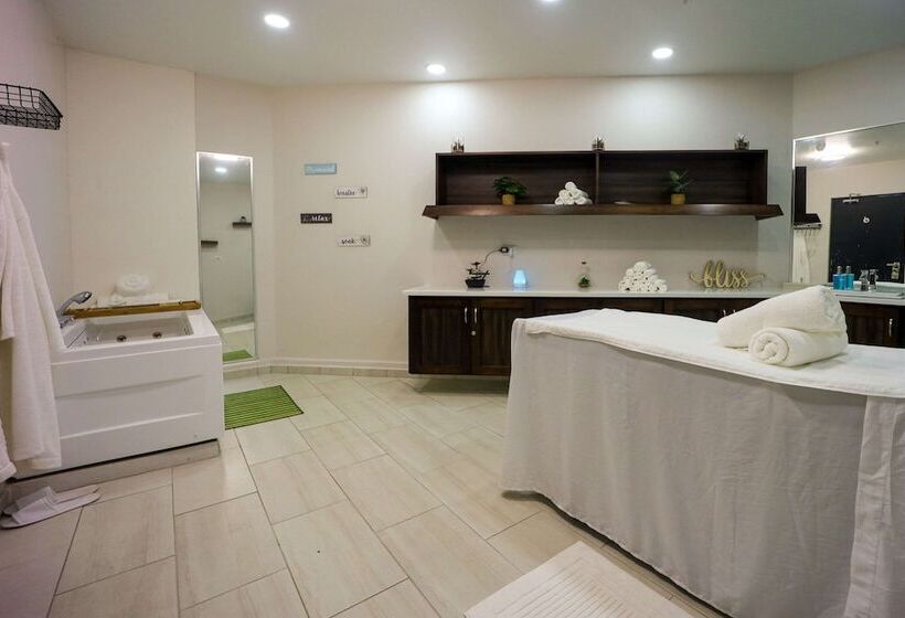 هتل Comfort Inn & Suites Tobago