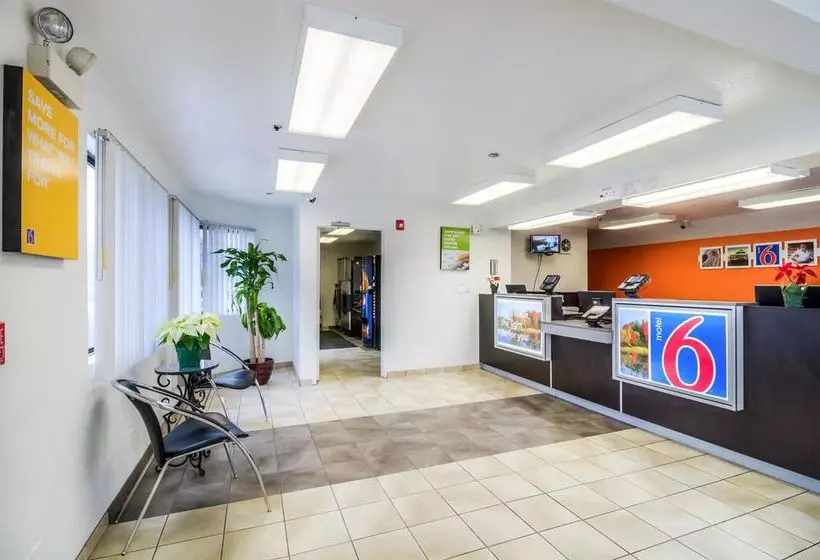 Motel 6 Chicago - Elk Grove